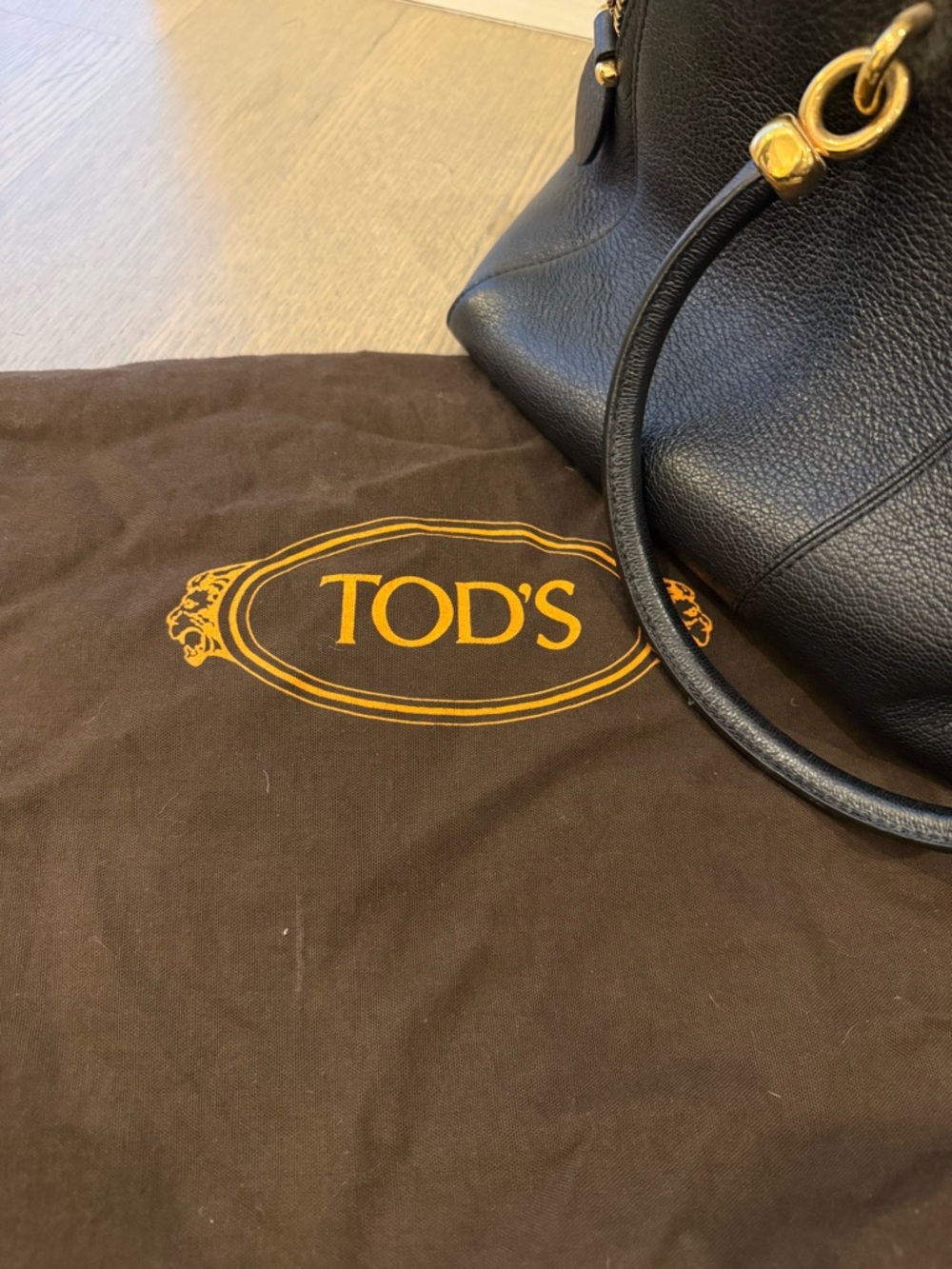 Tod’s Black Leather Dome Handbag with Gold Hardware - Picture 17 of 17
